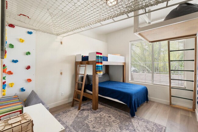 Building Photo - 5404 E Lonesome Trail