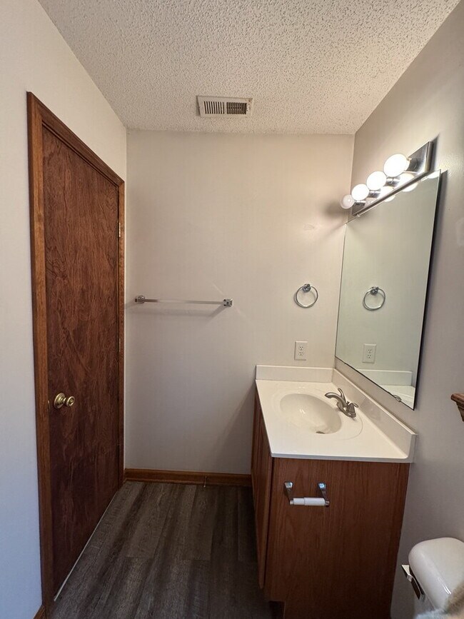 Building Photo - 101 May Ct