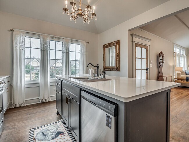 Building Photo - Stylish & Fully Furnished Home in the Hear...