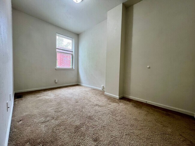 Building Photo - Lovely Two Bedroom Townhome with Hardwood Floors throughout! Washer & Dryer Provided!