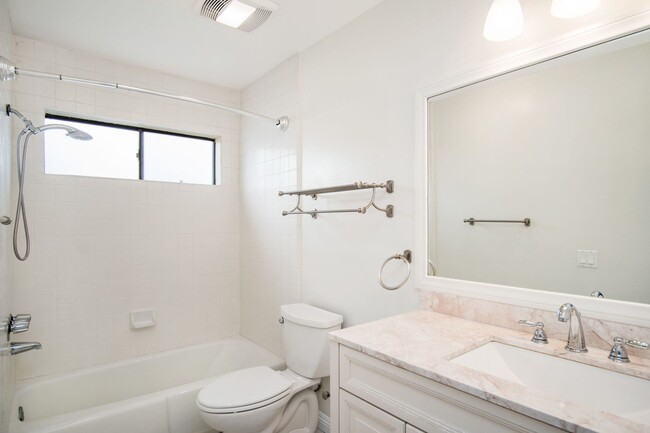 Building Photo - Newly renovated very bright 2 bed condo...