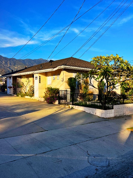 Building Photo - 843 W Walnut Ave