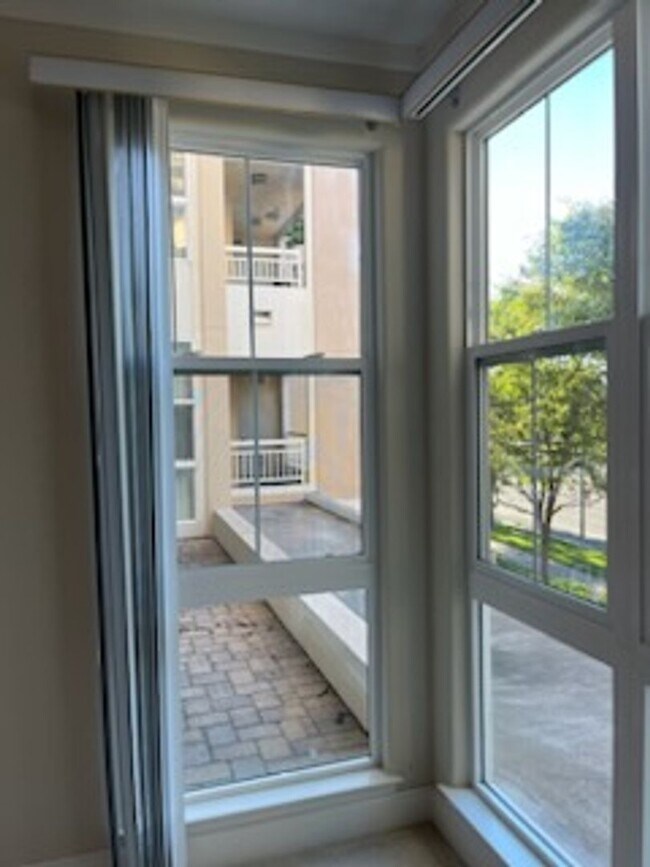 Building Photo - Epic REA - Great 1 BR/1 BA Condo w/Parking...