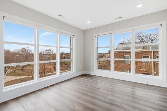 Building Photo - Lovely LeDroit Park Unit with High Ceiling...