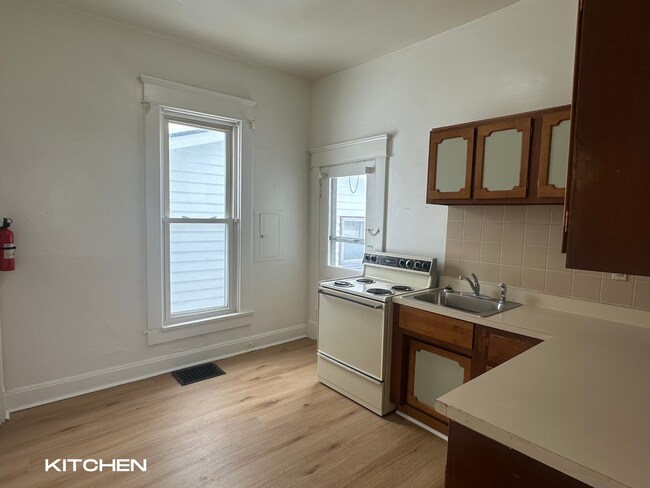 Building Photo - 1904