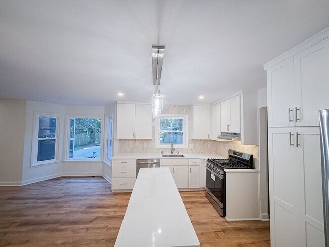 Building Photo - 104 Stratford Dr