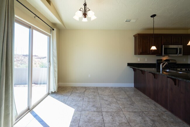 Primary Photo - Pet Friendly-Beautiful 3 bed 2 bath home w...