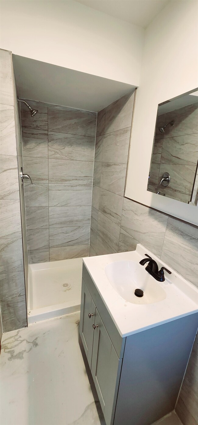 Building Photo - 125 E Broad St