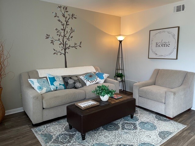 Building Photo - Eleven Oaks Apartments