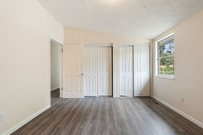 Building Photo - 400 Casad Ave