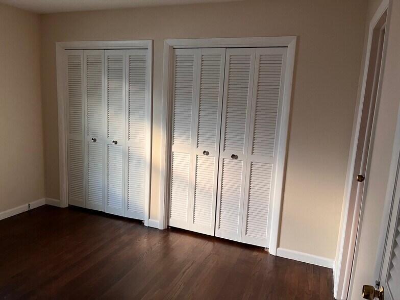 Main Bedroom Closets - 39 Baylis St