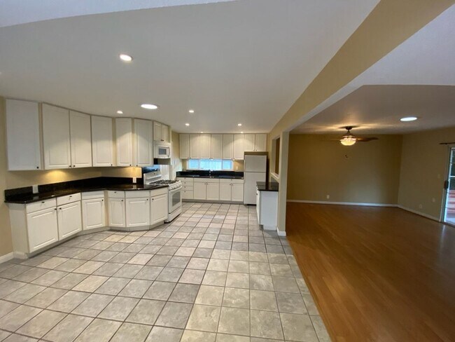 Building Photo - Frontier Dr.