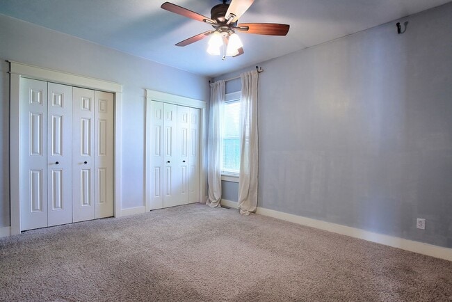 Building Photo - 3 BED 3 BATH HOME ON LAKE