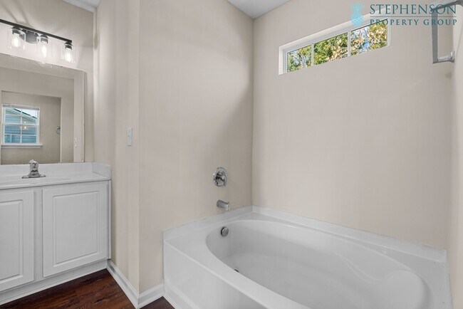 Building Photo - Fully Remodeled in Nov 2025!