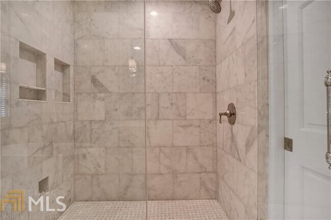 Building Photo - 1042 Northcliffe Dr NW