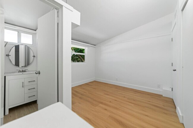 Building Photo - 1951 NE 51st St