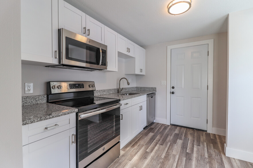 kitchen with dishwasher - 702 W Plaza Pl