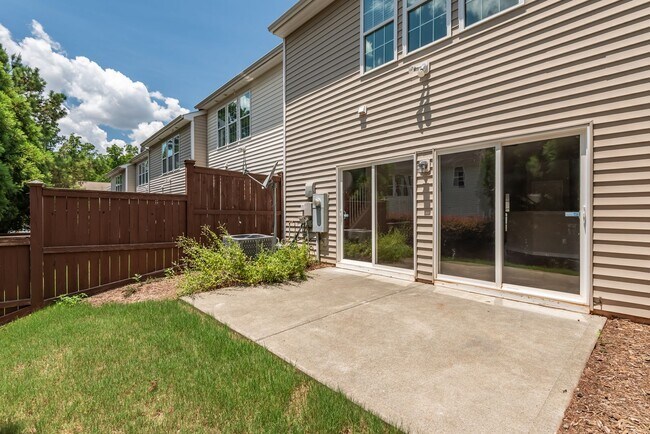 Building Photo - Fantastic end unit townhome: Available July 10th