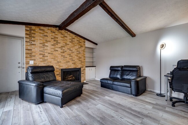 Building Photo - COME SEE THIS BEAUTY!