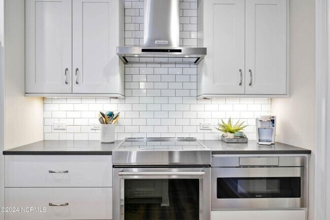 Building Photo - Welcome to your dream condo in the heart o...
