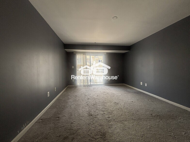 Building Photo - 923 Pine Forest Ln