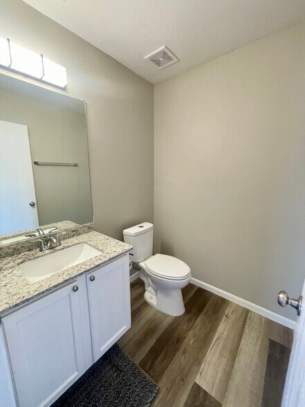 Building Photo - 210 White River Dr