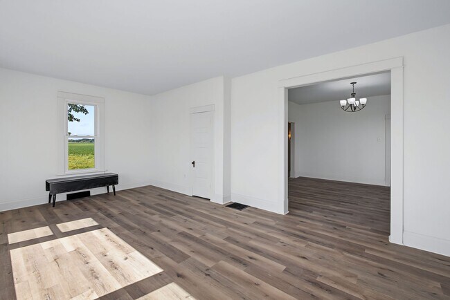 Building Photo - 3 Bedroom, 1 Bathroom Rural Home for Rent – Farmer City, IL