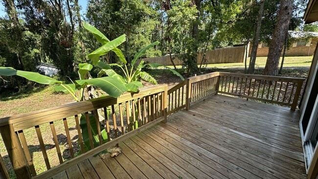Building Photo - Lovely SOUTHWOOD Area 2/1.5 w/ Large Yard, Deck, & Open Floor Plan! $1350/month Avail July 1st!