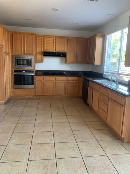 Building Photo - 2568 S Rochelle Ave