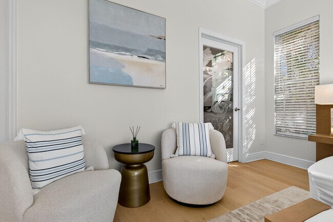 Building Photo - 513 S Riverside Dr