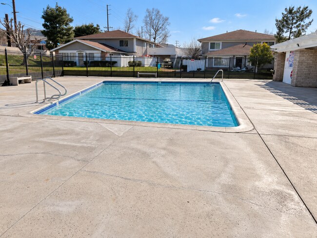 Building Photo - Coming Soon A Beautiful 2 + 1 Townhouse Saugus