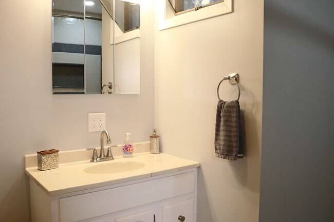 Building Photo - Comfy & Chic Council Bluffs Retreat - 2BR 1B