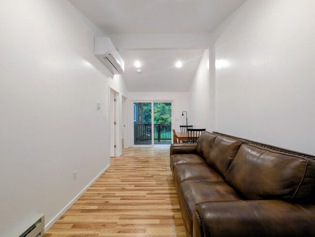 Building Photo - 2Bd/.75Ba Monroe House