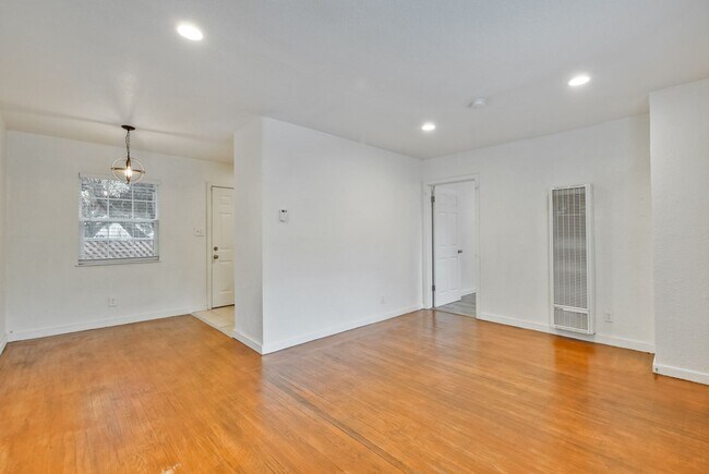 Building Photo - I Street