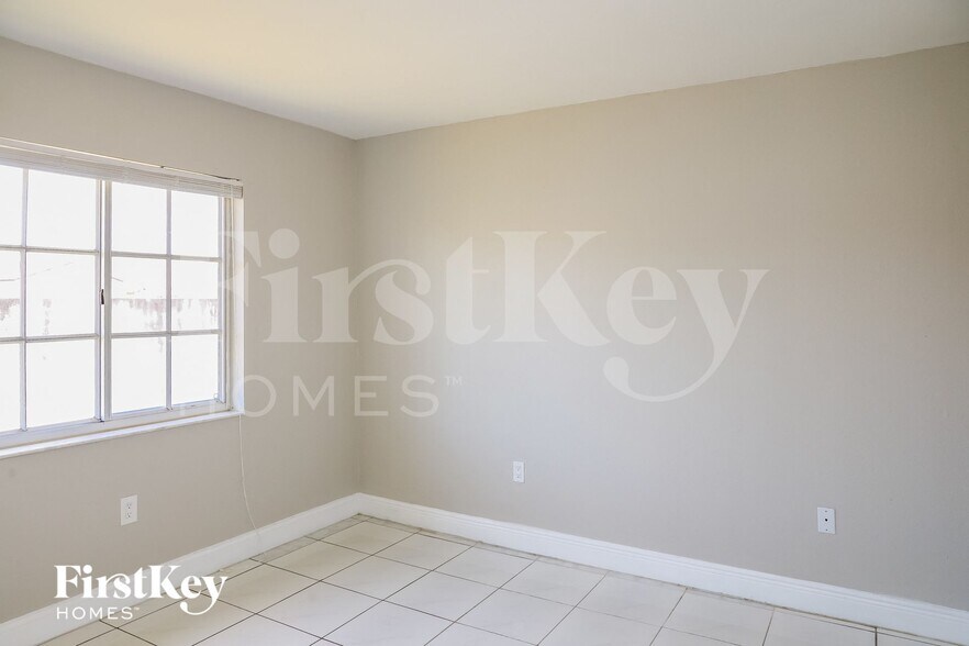 Building Photo - 5860 SW 150th Ave