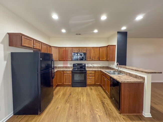 Building Photo - Two story townhouse w/ 3 bedrooms,2.5 baths