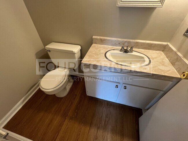 Building Photo - Spacious 2 Bedroom 1.5 Bath Townhome