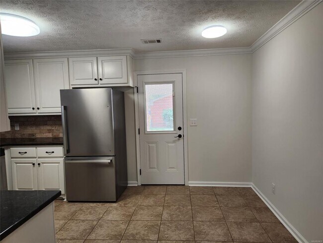 Building Photo - 628 Shadow Ln