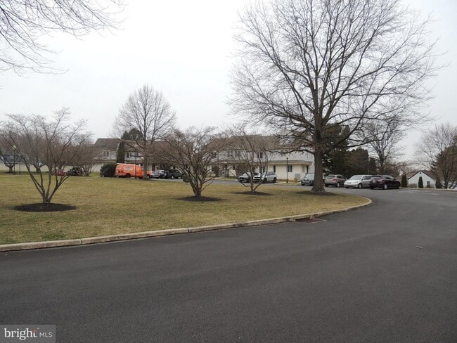 Building Photo - 404 Pinebrooke Cir