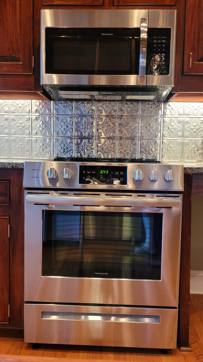 Stove/Microwave - 112 N Main St