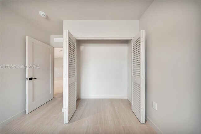 Building Photo - 2625 SW 32nd Ct