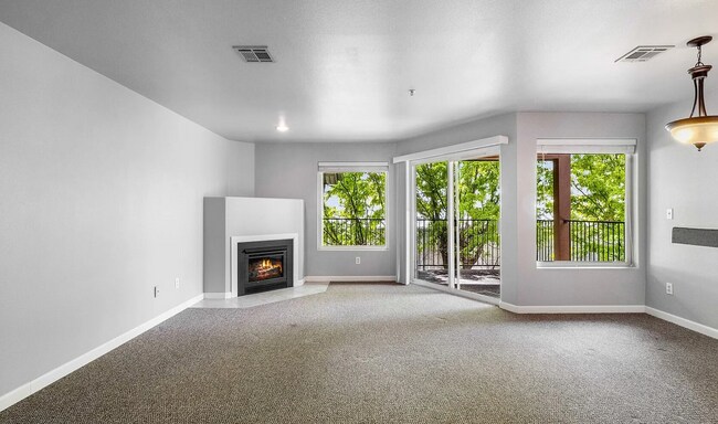 Building Photo - Lake Front Condo! Available NOW!