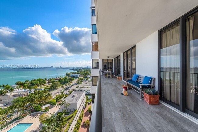 Building Photo - 1000 Venetian Way