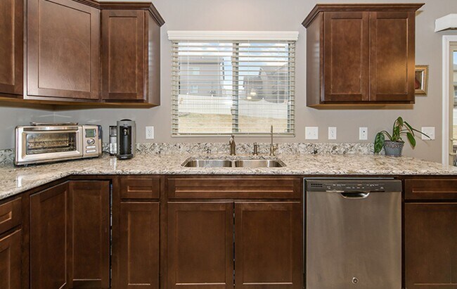 Building Photo - AVAILABLE NOW!