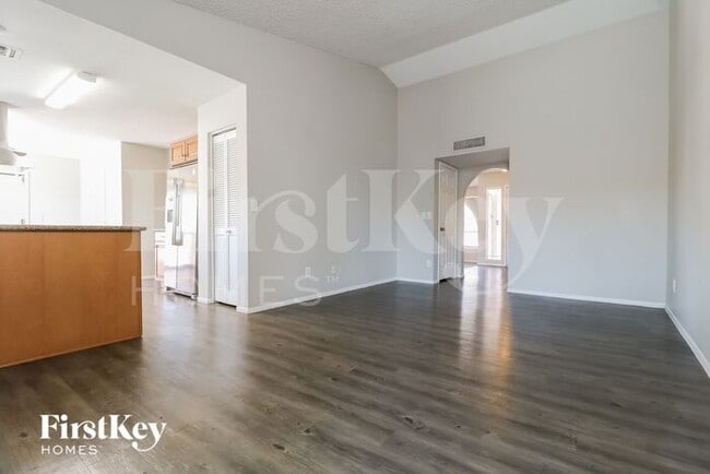 Building Photo - 6015 W Poinsettia Dr