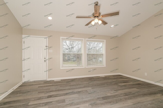 Building Photo - 5 Spring Fawn Ln