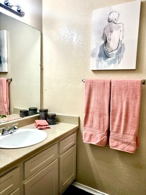 Building Photo - Townhouse! 2 bedroom 2.5 bath 2 car garage!