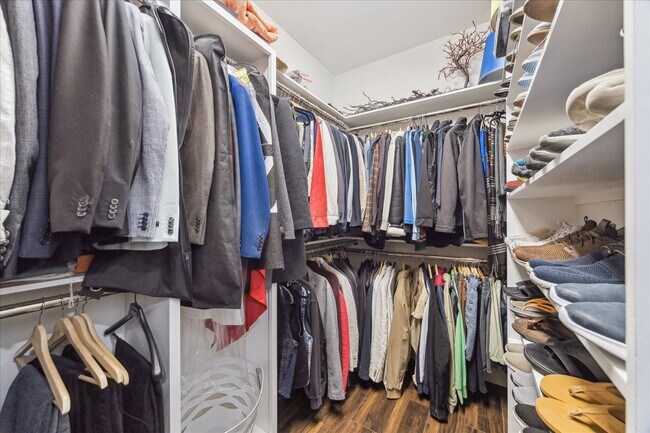 Building Photo - 2100 Tanglewilde St