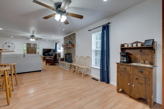 Building Photo - "Charming 2-Bedroom Furnished Retreat with Spacious Layout and 2.5 Baths in York, SC!"