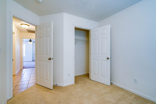 Building Photo - 3 Bedroom 2.5 Bathroom - Hidden Valley Tow...